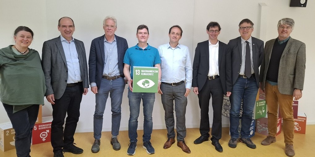 Harald Meyer im Kreis der Mitglieder des Prüfungkommission