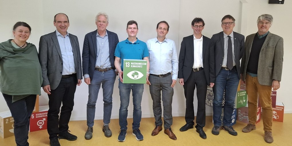 Harald Meyer im Kreis der Mitglieder des Prüfungkommission